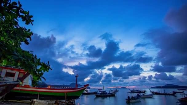 Balıkçı Teknelerinin Üzerinde Gün Doğumunda Inanılmaz Renkli Bulutlar Kaybolur — Stok video