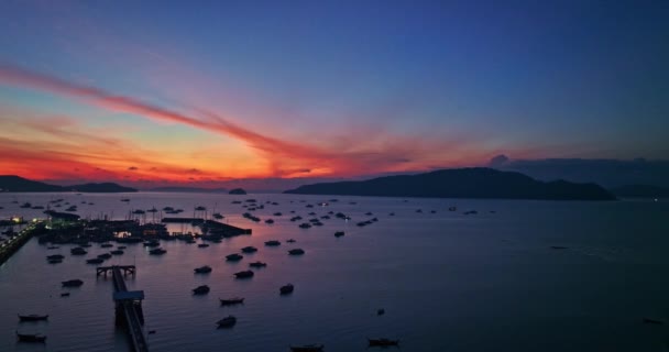 Chalong Piers 위에서 아름다운 해돋이를 하이퍼 Aerial Hyper Lapse View — 비디오