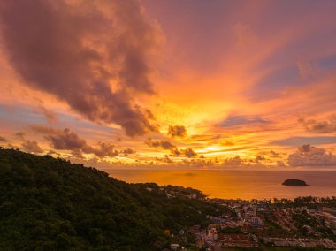 Gün batımında güzel Kata plajları ve gün batımında Karon plaj şehri