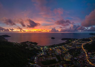 Panorama güzel gün batımı Kata plajları ve gün batımında Karon plaj şehri