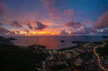 Panorama güzel gün batımı Kata plajları ve gün batımında Karon plaj şehri