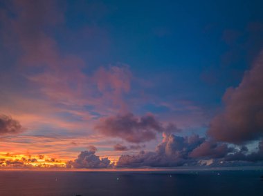 Gün batımında ışıklar Kata plajları ve Karon plaj şehri boyunca parlıyordu.