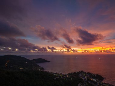 Alacakaranlıkta Kata sahilleri ve Karon plaj şehri boyunca ışıklar yanıp sönüyordu.