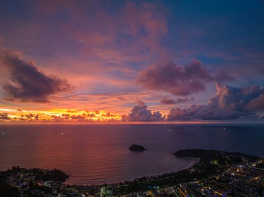 Alacakaranlıkta Kata sahilleri ve Karon plaj şehri boyunca ışıklar yanıp sönüyordu.