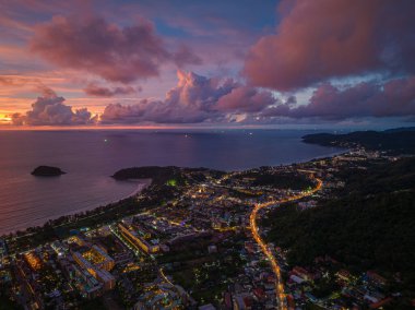 Alacakaranlıkta Kata sahilleri ve Karon plaj şehri boyunca ışıklar yanıp sönüyordu.
