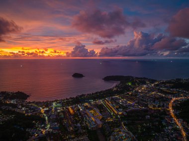 Alacakaranlıkta Kata sahilleri ve Karon plaj şehri boyunca ışıklar yanıp sönüyordu.