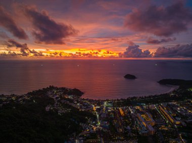 Alacakaranlıkta Kata sahilleri ve Karon plaj şehri boyunca ışıklar yanıp sönüyordu.