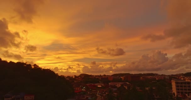 Вид Воздуха Удивительное Красочное Небо Желтый Закат Над Пляжем Ката — стоковое видео