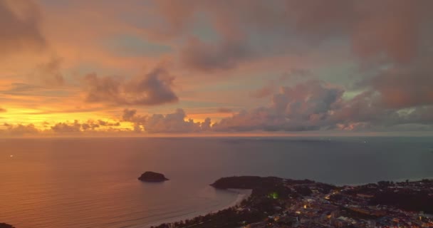 Luftaufnahme Schöne Wolken Bewegen Sich Langsam Über Dem Ozean Bei — Stockvideo