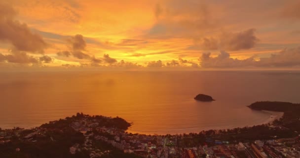 Vista Aérea Hermosa Reflexión Amarilla Sobre Mar Surfecto Atardecer Impresionante — Vídeo de stock