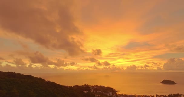 Flygfoto Fantastisk Färgglada Gula Moln Solnedgången Ovanför Havet — Stockvideo