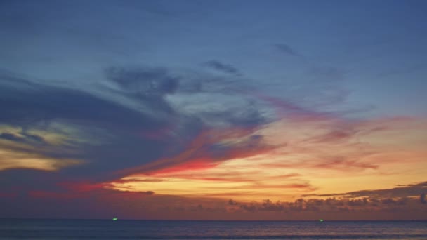Majestueuze Zonsondergang Zonsopgang Landschap Boven Zee Met Kleurrijke Wolken — Stockvideo