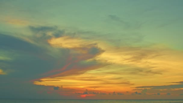 美丽的落日或日出的景色笼罩着五彩斑斓的大海 — 图库视频影像