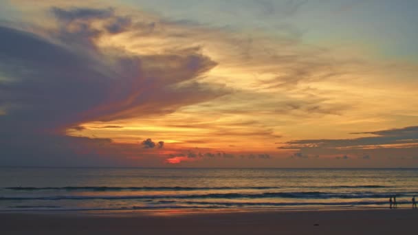 Величний Захід Сонця Або Схід Сонця Над Морем Різнокольоровими Хмарами — стокове відео