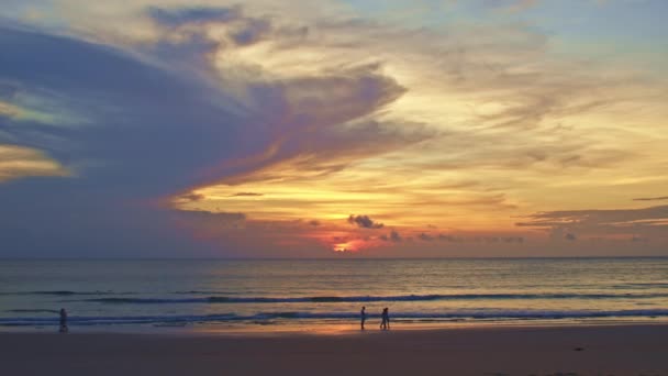 Gün Batımının Görkemli Manzarası Denizin Üzerindeki Renkli Bulutlu Gün Doğumu — Stok video