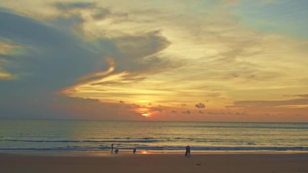 Majestuoso Paisaje Atardecer Amanecer Sobre Mar Con Coloridas Nubes — Vídeo de stock