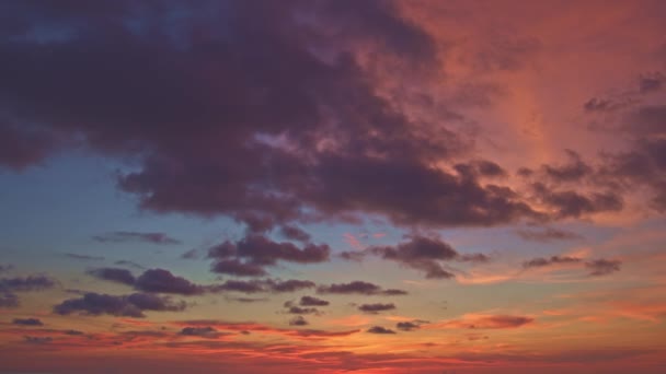 カラフルな雲で海の上の雄大な夕日や日の出の風景 — ストック動画