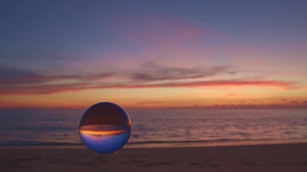 Widok Wyspę Zachodzie Słońca Wewnątrz Kryształowej Kuli Stosie Piasku Zachód — Wideo stockowe