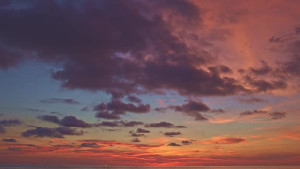 Majestätische Sonnenuntergangs Oder Sonnenaufgangslandschaft Über Dem Meer Mit Bunten Wolken — Stockvideo