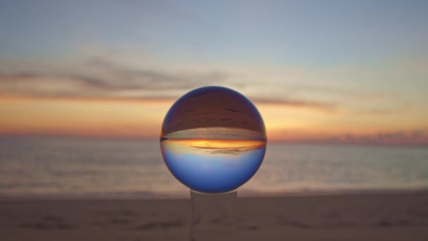 夕阳西下的小岛 在水晶球里 在一堆沙子上 在海滩视频上的一个水晶球上的落日 自然录像大自然与旅行概念中高质量的镜头 — 图库视频影像