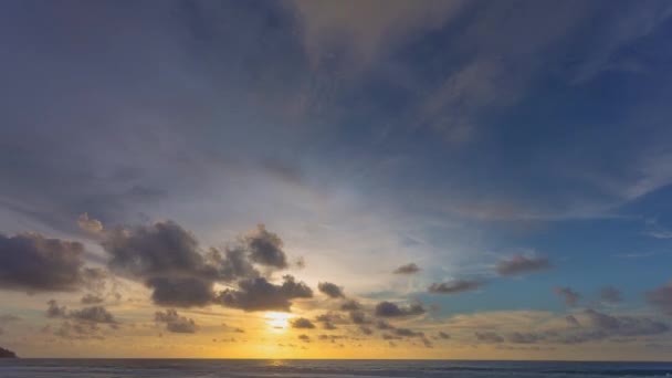 美しい日没のタイムラウンドには 勾配の空の上空に浮かぶ柔らかい雲が付いています — ストック動画