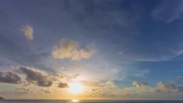 美丽的夕阳西下 伴随着轻柔的云彩飘浮在海面上令人叹为观止的天空 渐变的天空 — 图库视频影像
