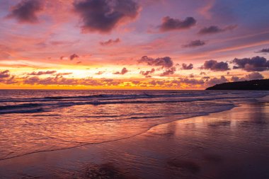 Gün batımında hava görüntüsü dalga dalga sahile doğru sürüklendi.