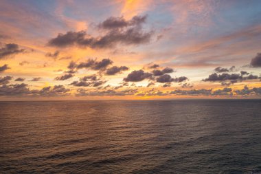 Karon Sahili Phuket 'te gün batımında egzotik pembe gökyüzü