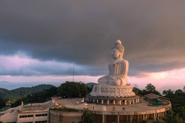 Phuket Büyük Buda Bulutlu günbatımında 