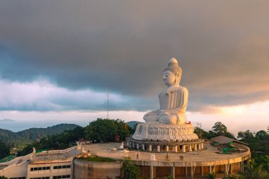 Phuket Büyük Buda Bulutlu günbatımında 