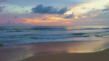 Özgürlük plajında yeşil denizde hava manzaralı yumuşak dalgalar