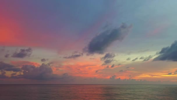 Vista Aérea Increíble Nube Rosa Cielo Puesta Sol Sobre Playa — Vídeo de stock