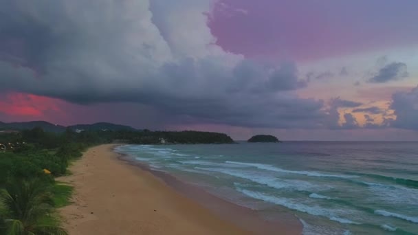 Dalgaların Güzel Pembe Günbatımında Sahile Çarpması — Stok video