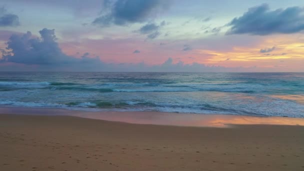 Turkuazda Beyaz Köpük Dalgaları Güzel Bir Günbatımında Kıyıya Vuruyor — Stok video