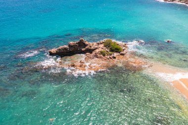 Yanui sahilinde mavi denizle çevrili küçük bir ada.