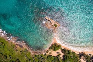 Mavi denizle çevrili küçük bir ada.