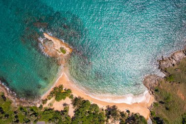 Mavi denizle çevrili küçük bir ada.