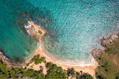 Mavi denizle çevrili küçük bir ada.