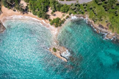 Mavi denizle çevrili küçük bir ada.