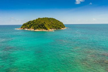 Promthep Burnu Phuket 'te mavi denizle çevrili bir ada.