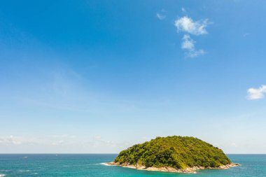 Promthep Burnu Phuket 'te mavi denizle çevrili bir ada.