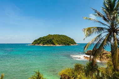 Promthep Burnu Phuket 'te mavi denizle çevrili bir ada.