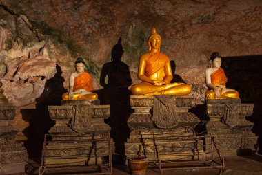 .Çar tapınağı Krabi Tayland 'daki mağarada güzel altın Buda. Enfes ve eski tapınak harabe ama Buda tamamen mükemmel...