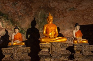 .Çar tapınağı Krabi Tayland 'daki mağarada güzel altın Buda. Enfes ve eski tapınak harabe ama Buda tamamen mükemmel...