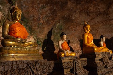 .Çar tapınağı Krabi Tayland 'daki mağarada güzel altın Buda. Enfes ve eski tapınak harabe ama Buda tamamen mükemmel...