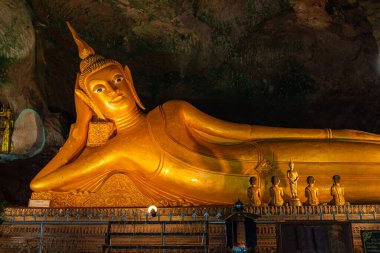 Çar Tapınağı Krabi Tayland 'daki mağarada uzanan güzel altın Buda..