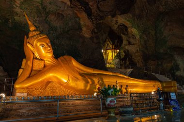 Çar Tapınağı Krabi Tayland 'daki mağarada uzanan güzel altın Buda..
