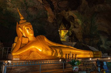 Çar Tapınağı Krabi Tayland 'daki mağarada uzanan güzel altın Buda..
