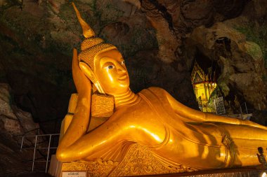 Çar Tapınağı Krabi Tayland 'daki mağarada uzanan güzel altın Buda..