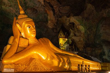 Çar Tapınağı Krabi Tayland 'daki mağarada uzanan güzel altın Buda..